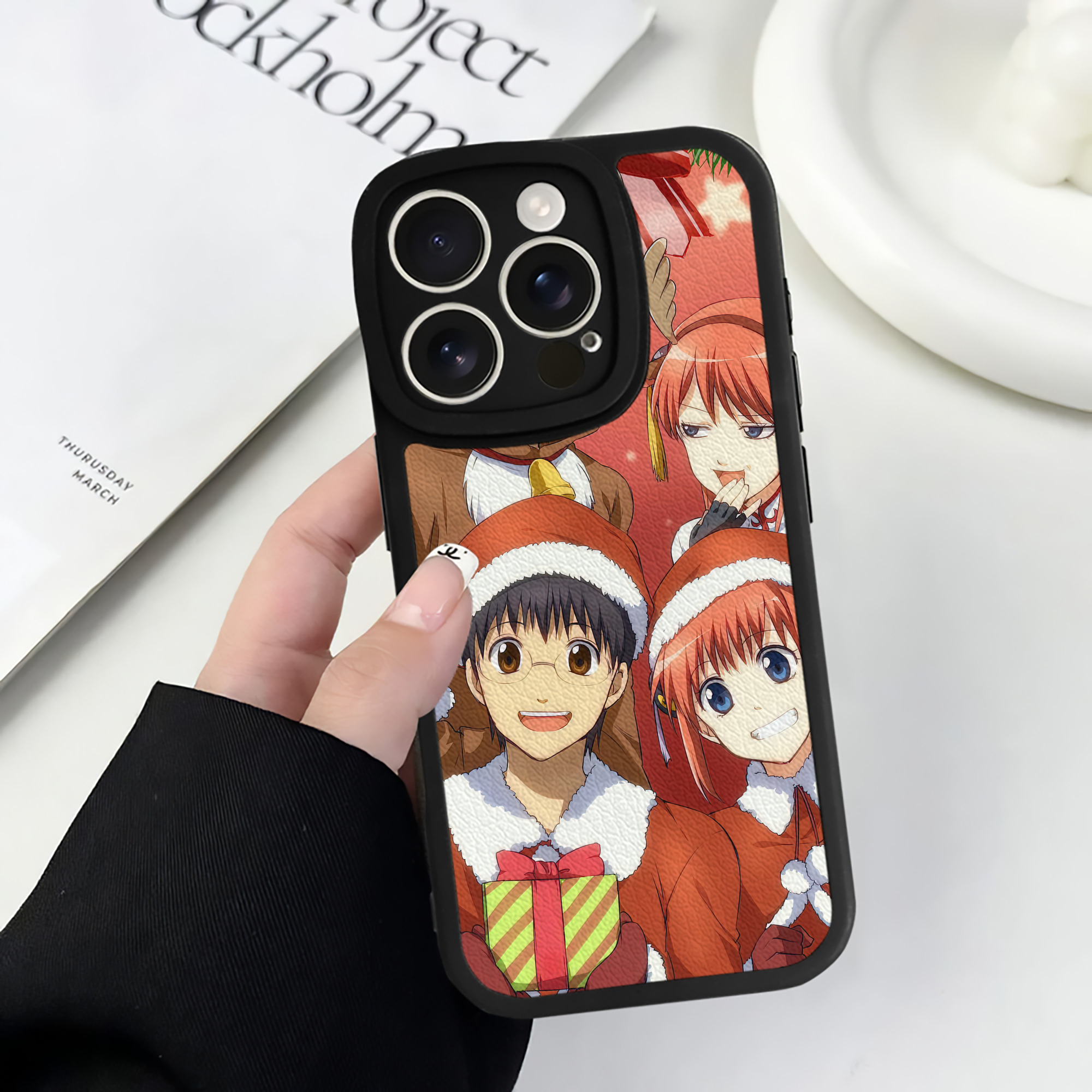 （画像用） ぎんたま 坂田銀時（さかたぎんとき） 神楽 志村新八（しむら しんぱち） GINTAMA Sakata Gintoki Kagura Shimura Shinpachi 【iPhone 16シリーズ対応】シリコンスマホケース（レザー調） 材質：シリコン